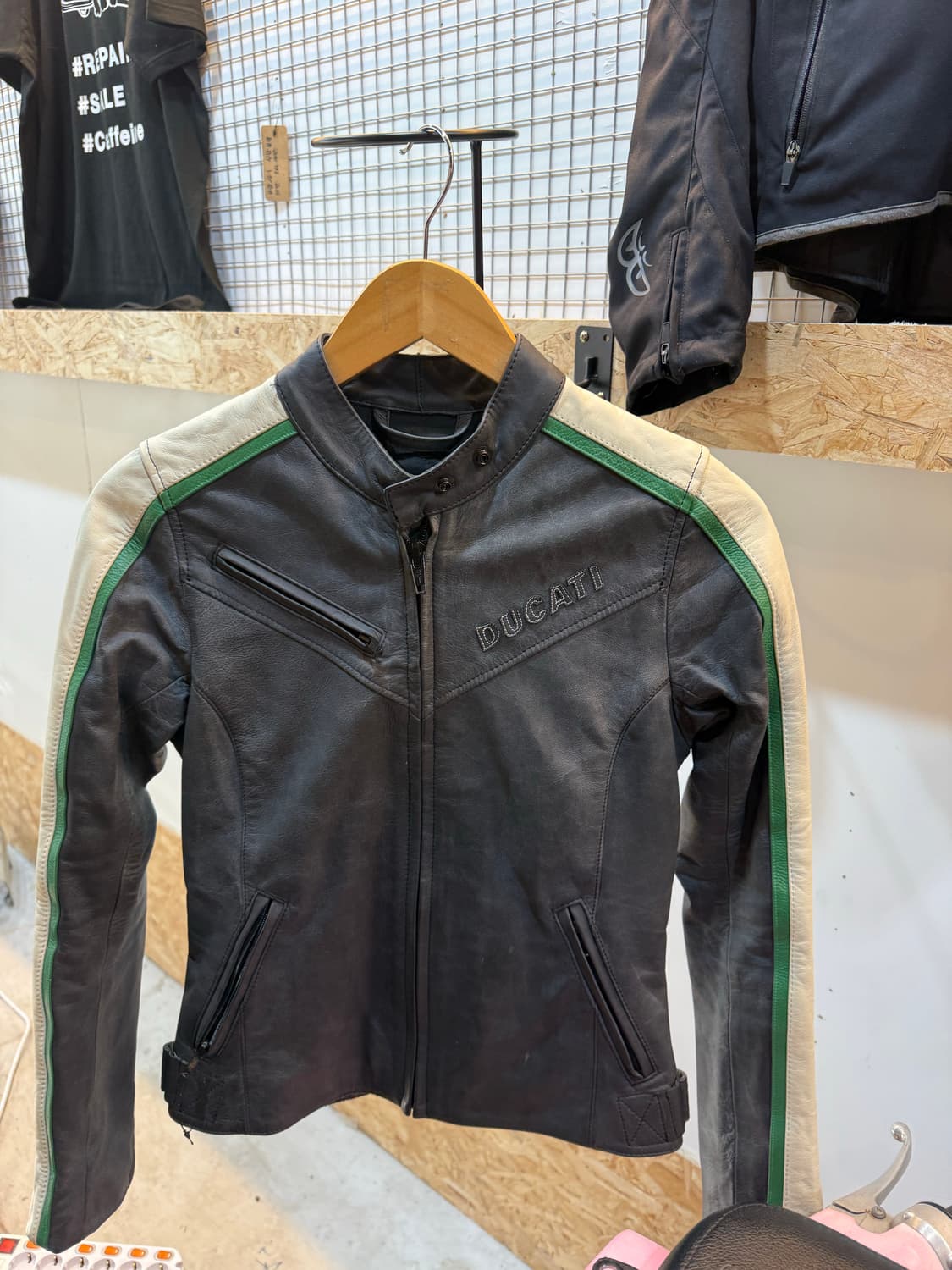 두카티 다이네즈 레더 자켓 판매합니다  상품이미지1