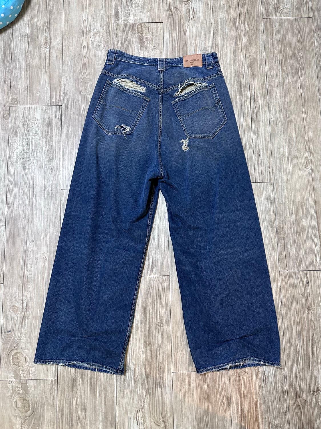 발렌시아가 배기 팬츠 데미지 워시드 블루 M 상품이미지2