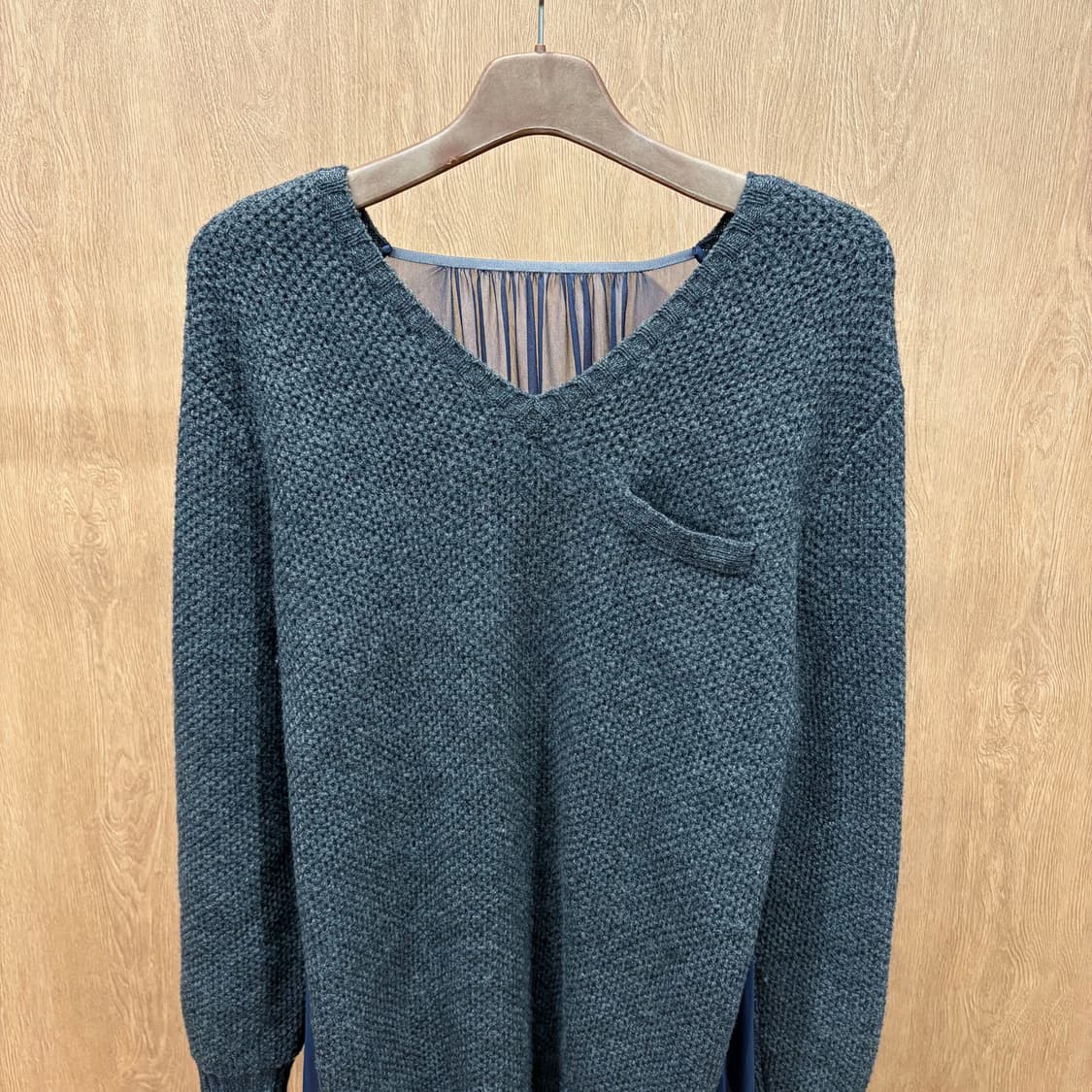 사카이 브이넥 울 롱 긴팔 니트 실크 쉬폰 레이어링 디테일 차콜 네이비 상품이미지4