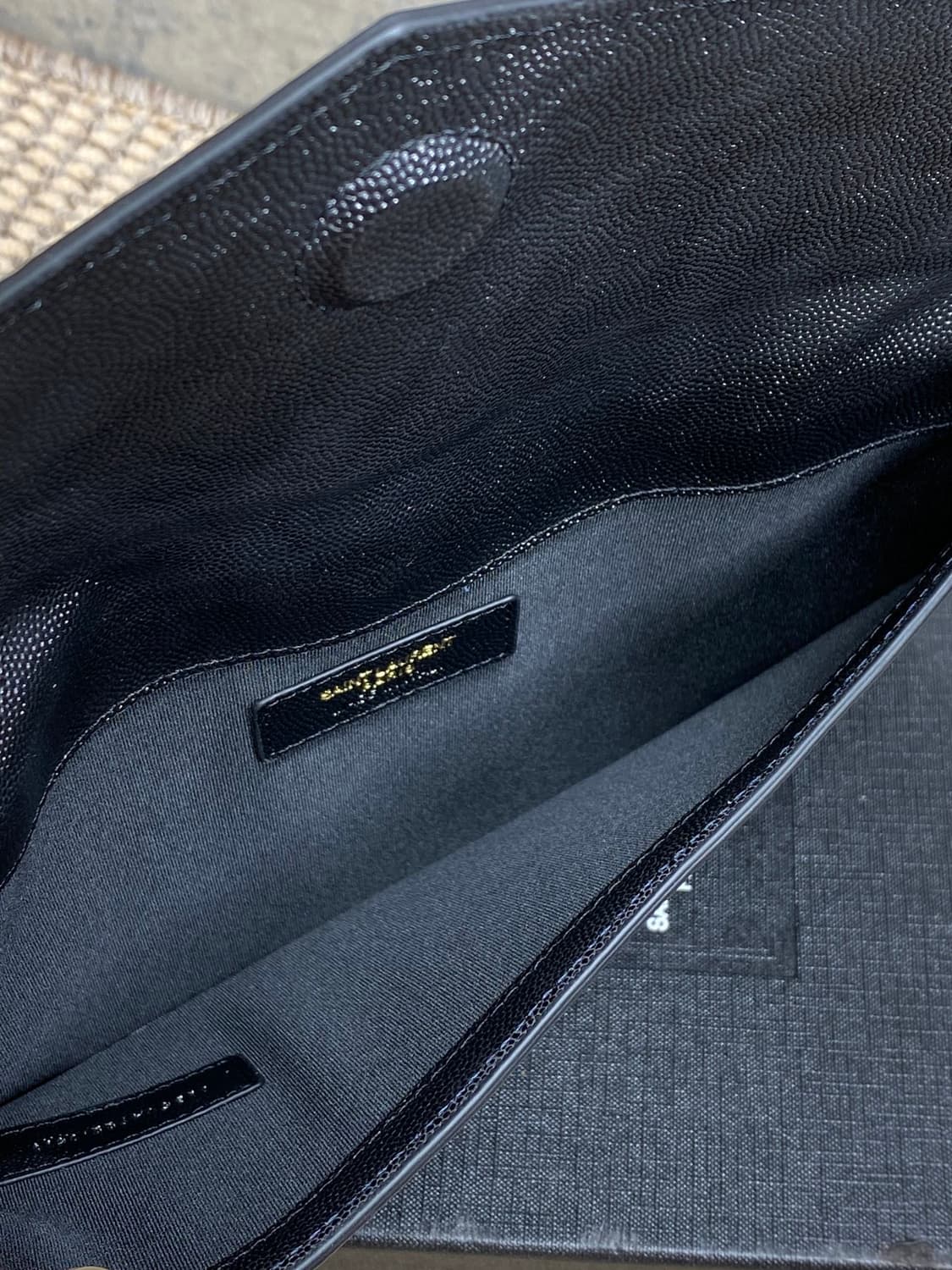 생로랑 565739 블랙 그랑 드 뿌드르 금장 업타운 클러치 상품이미지6