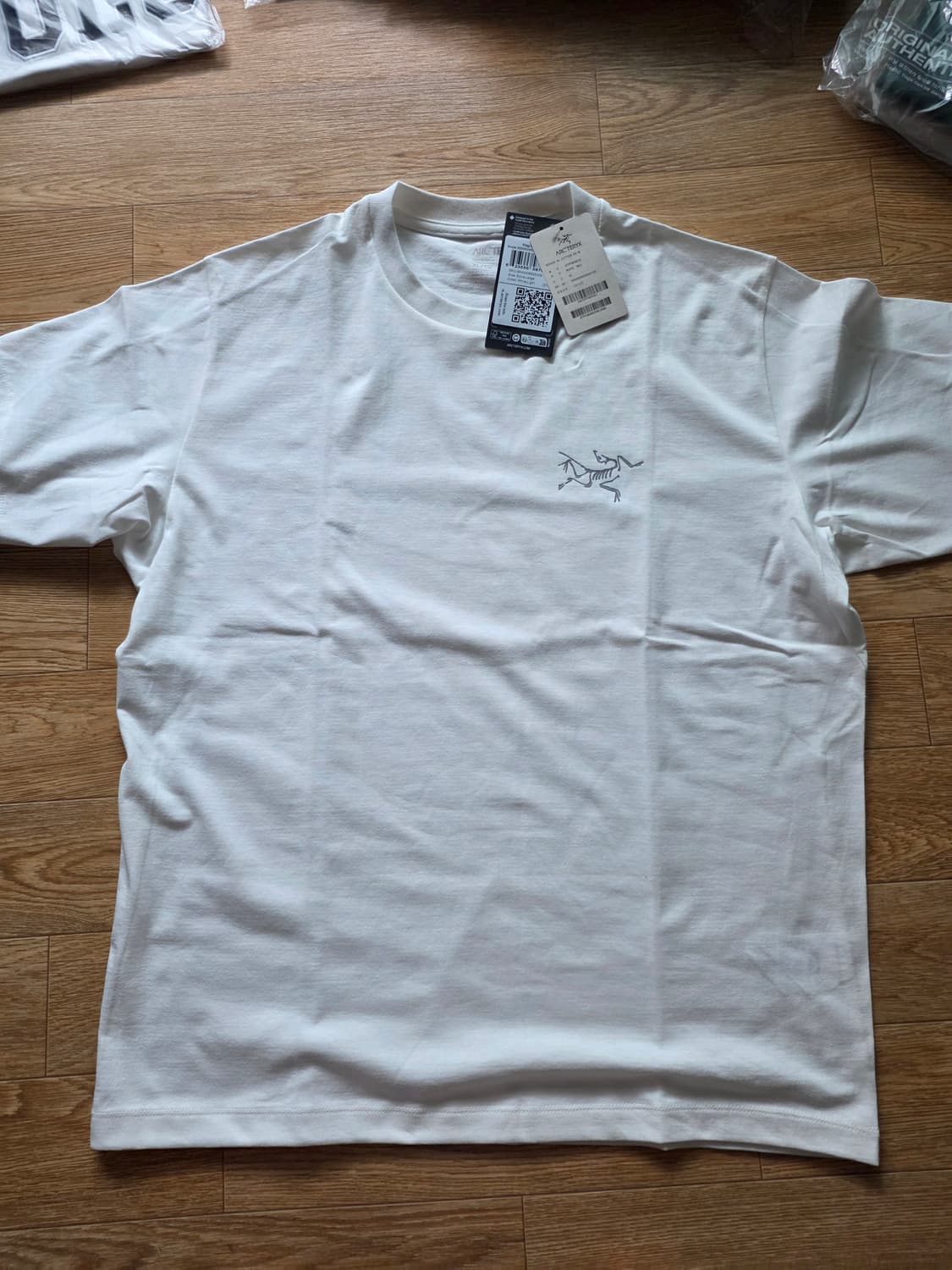 아크테릭스 흰색 반팔 상품이미지1