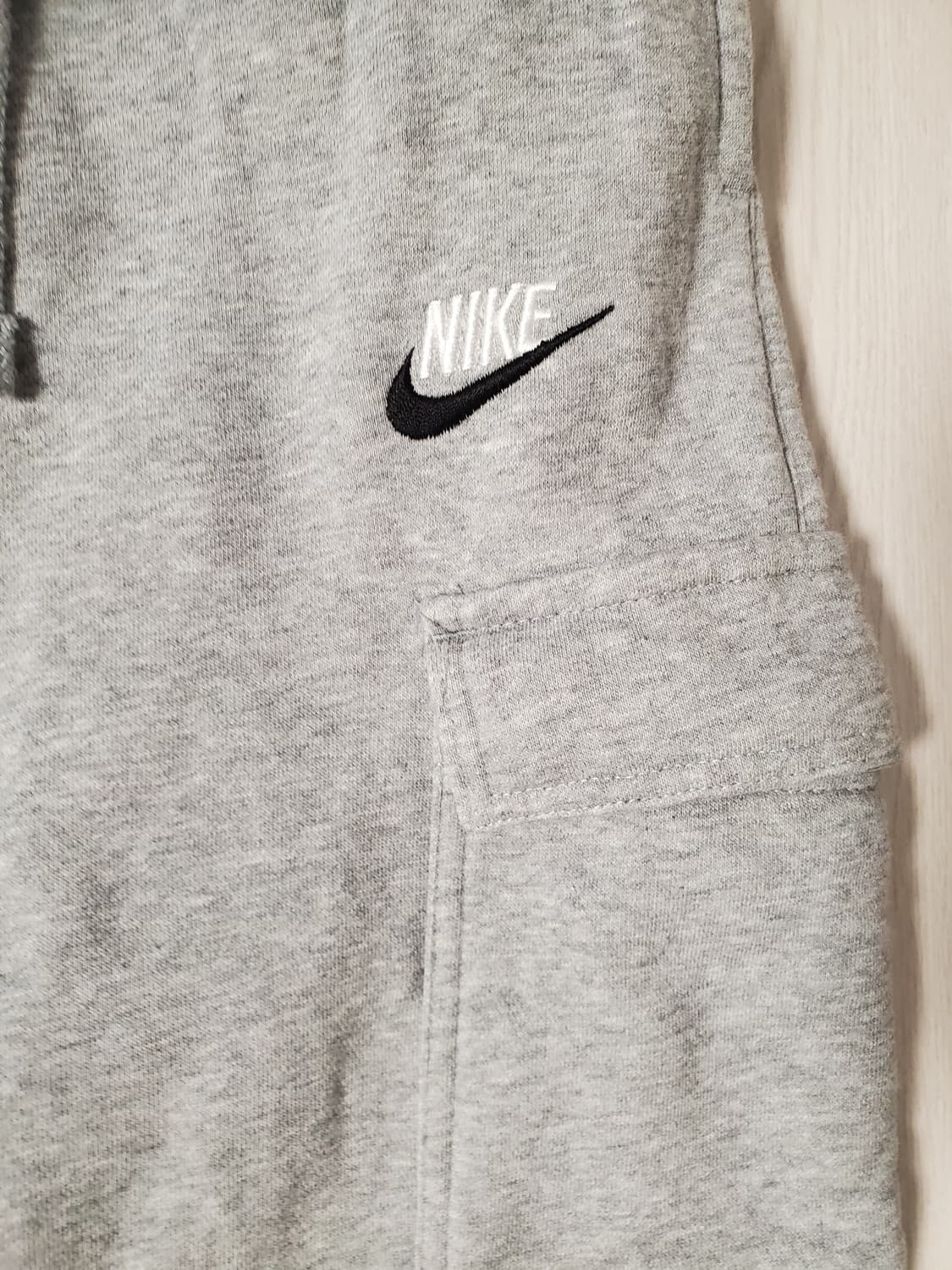 나이키 그레이 카고 조거 기모 팬츠 사이즈M

오염 하자 없이 깨끗해요^ 상품이미지2