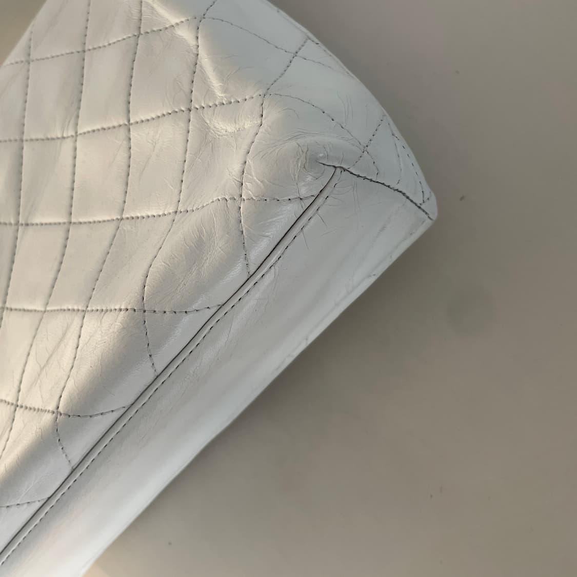 샤넬 화이트 퀼팅 볼드 레더 스트랩 코코 마크 숄더백 상품이미지5