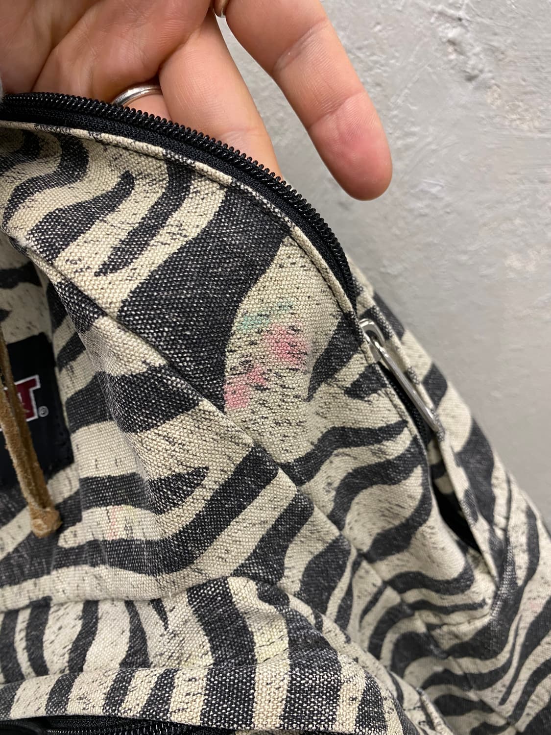 [37*54] Jansport 잔스포츠 지브라패턴 스웨이드 바텀 백팩 상품이미지5