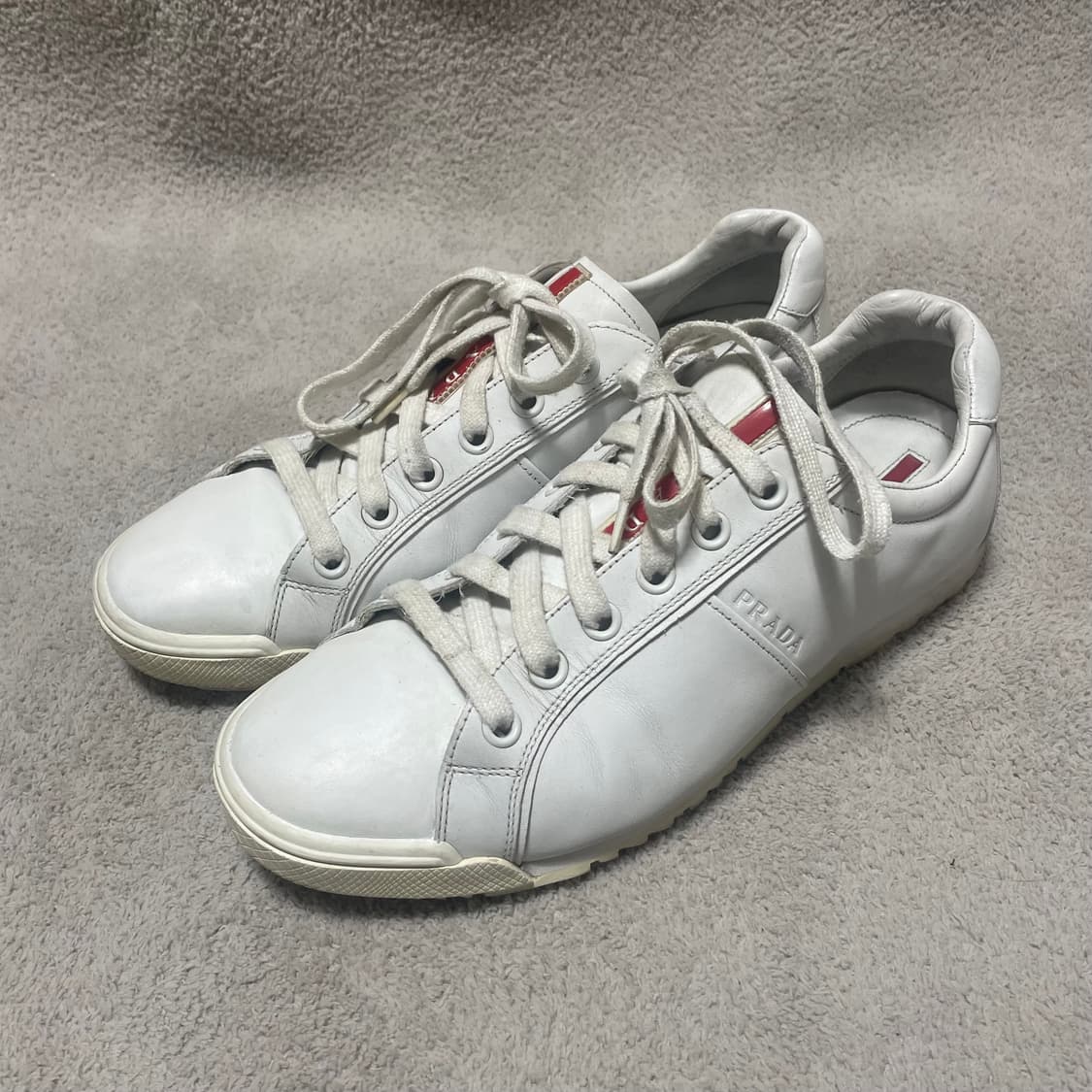 285) 프라다 스포츠 레더 로고 스니커즈 화이트 상품이미지4