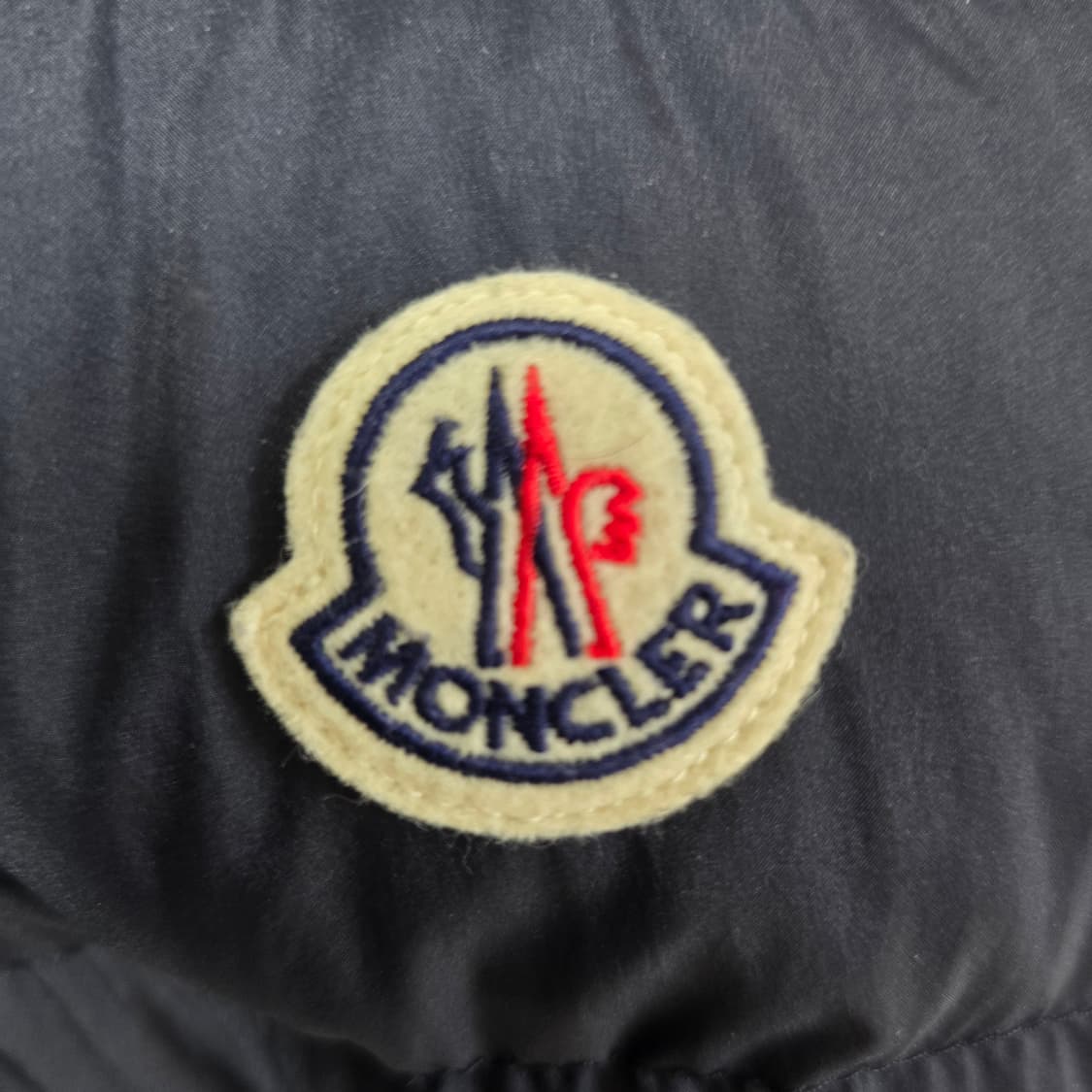 24fw 몽클레어 바트 조끼 패딩 6사이즈 110 판매 상품이미지2