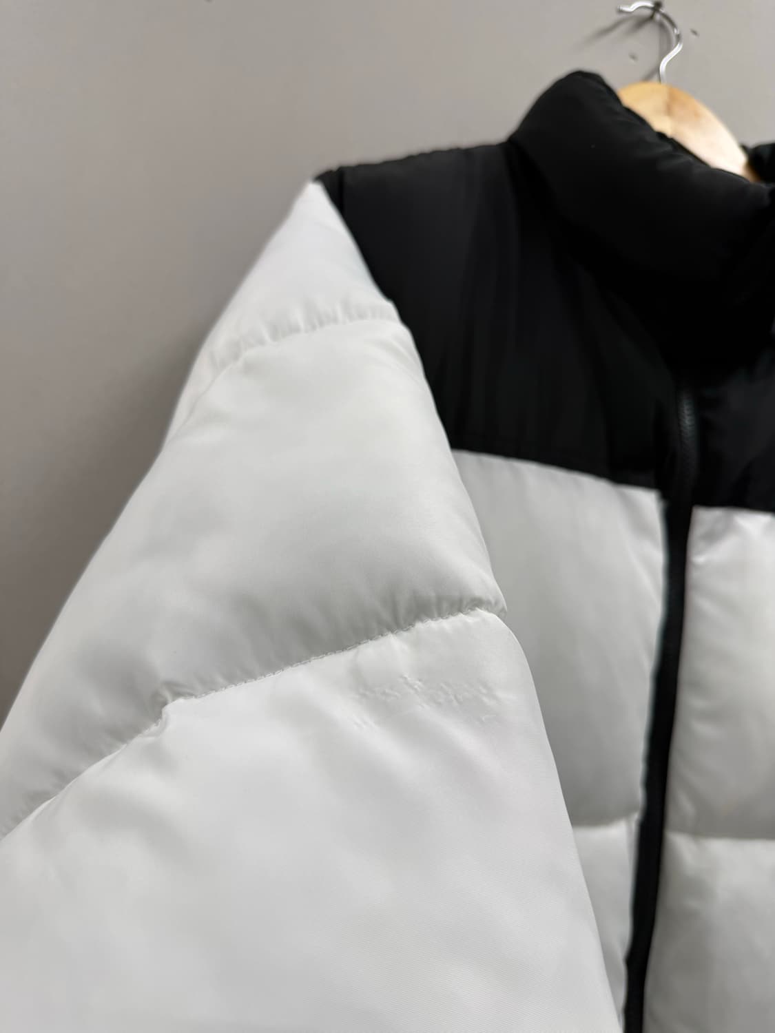 남성 XL / 노스페이스 눕시 700 패딩 화이트 블랙 상품이미지4