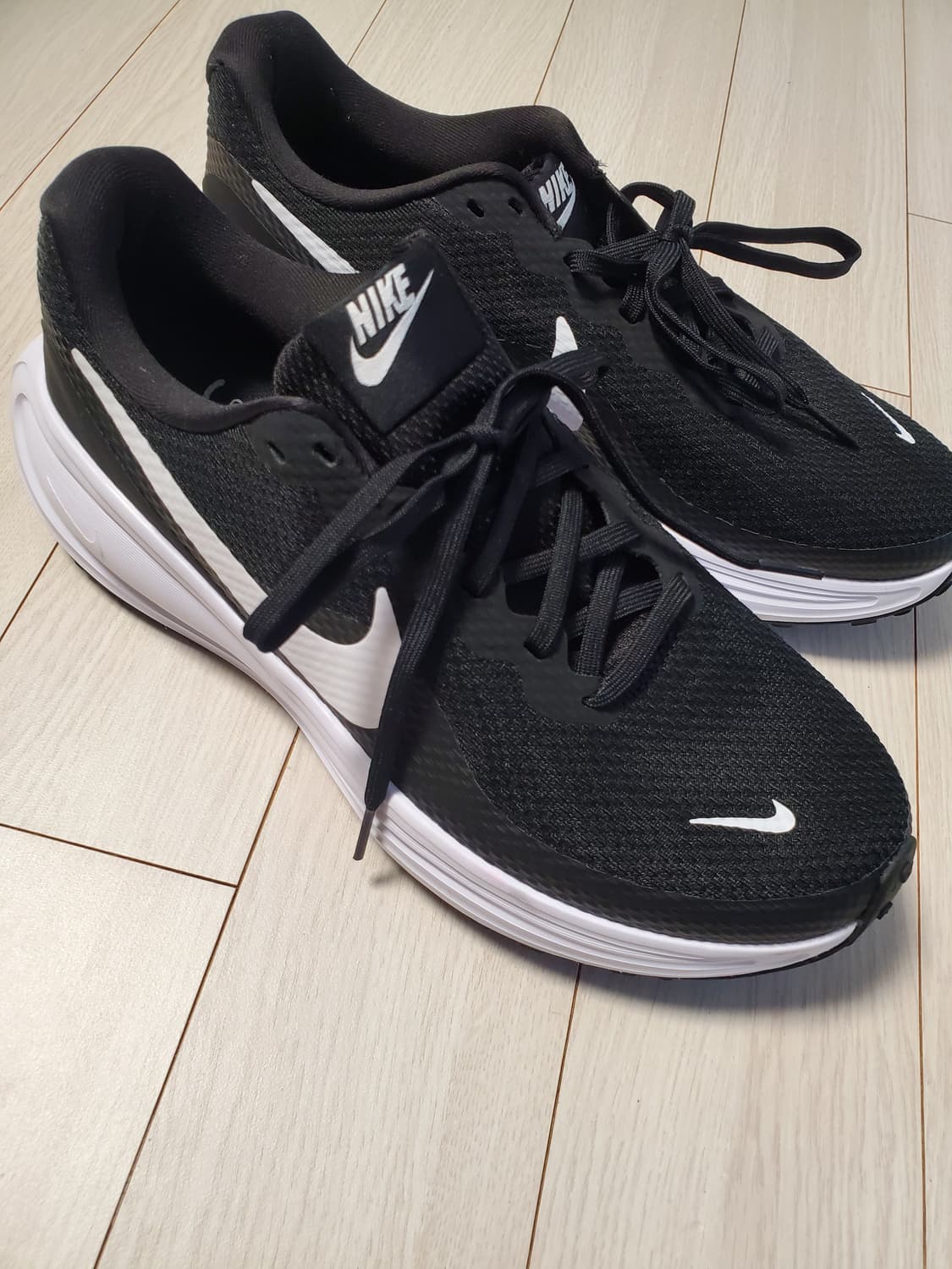 새상품급)나이키 러닝화 레볼루션 8 운동화 사이즈270

여러 중고사이트 상품이미지4