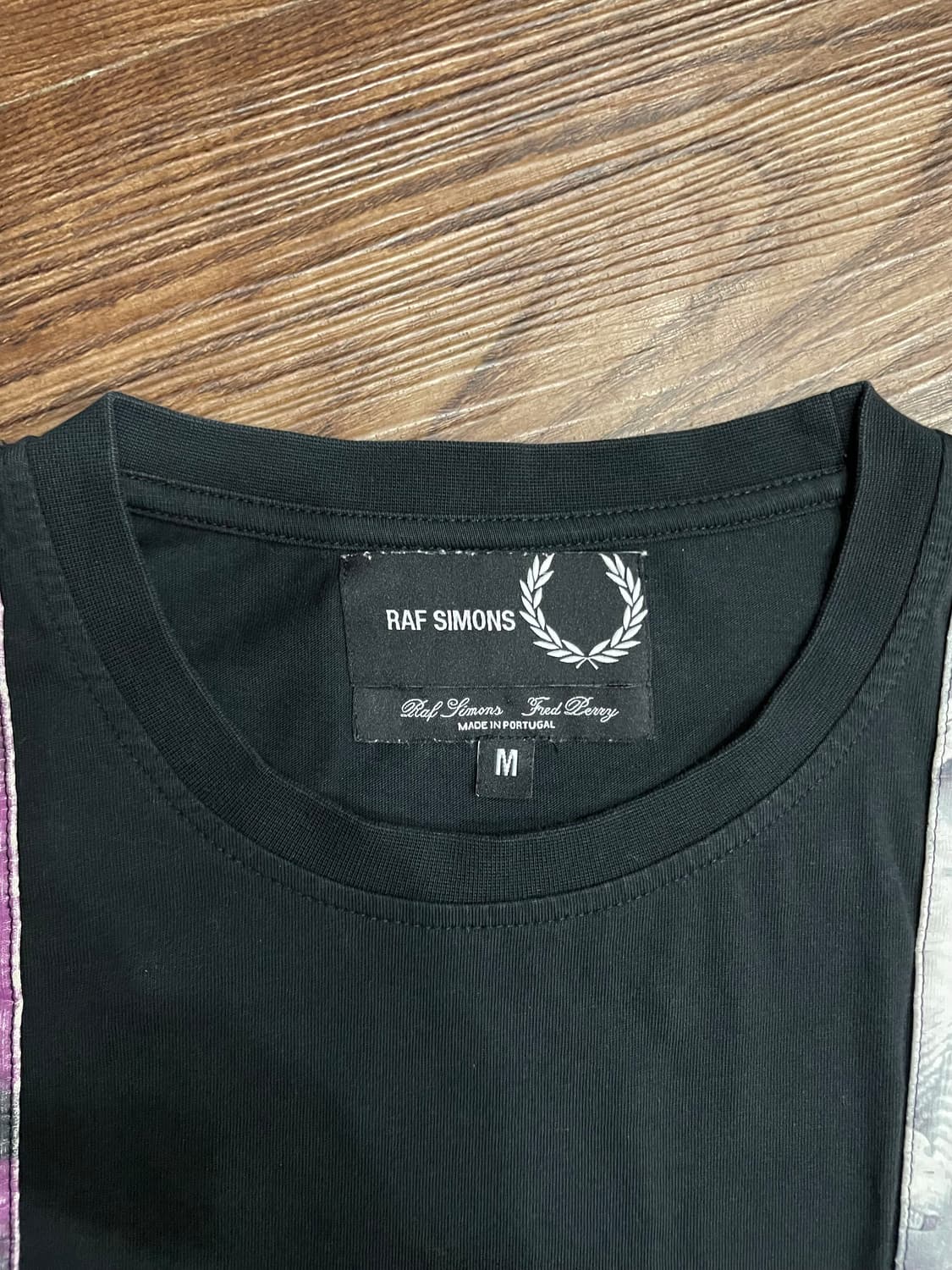 라프시몬스 X 프레드페리 숄더 프린트 반팔 티셔츠 블랙 상품이미지7