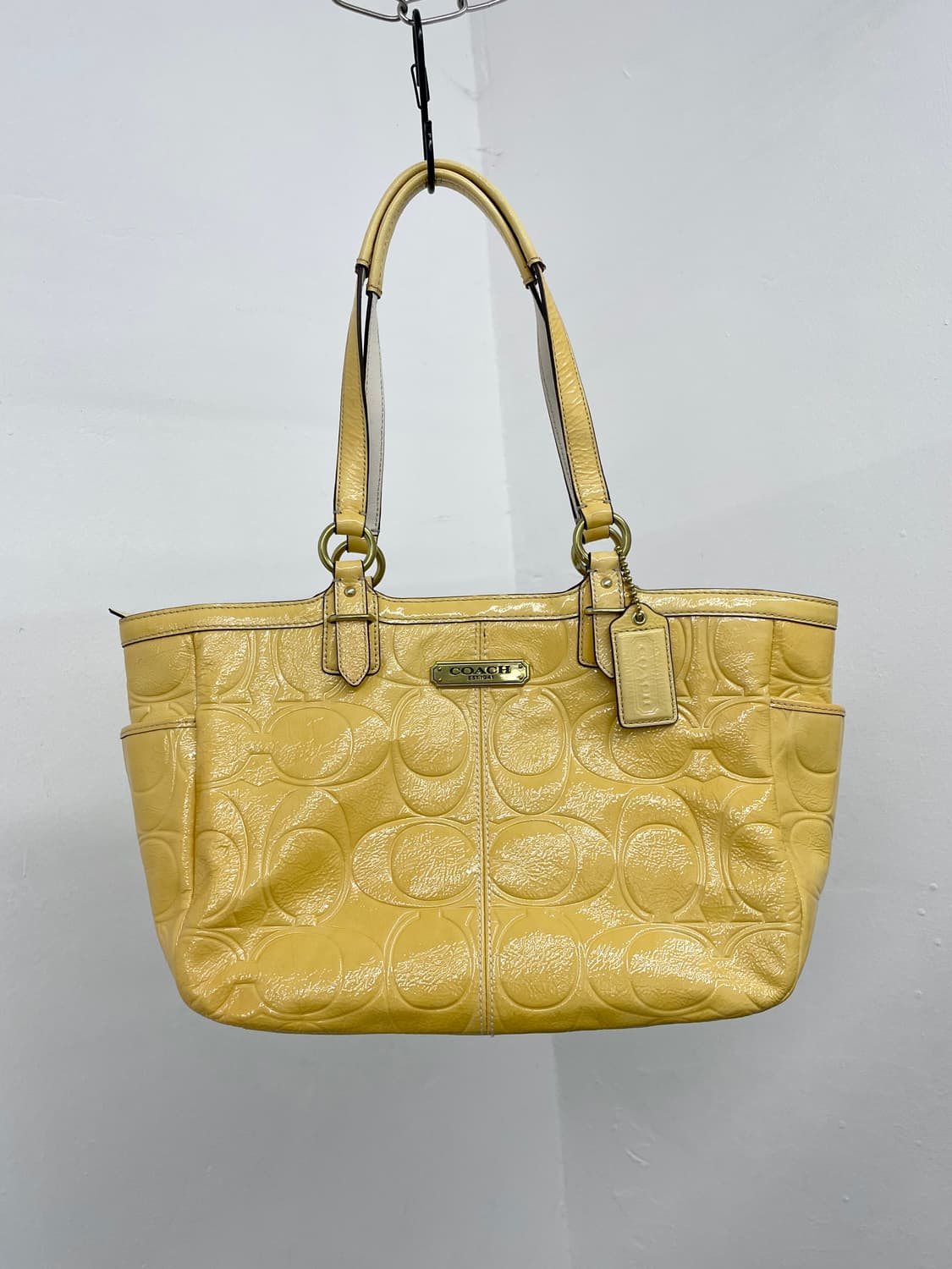 코치 에나멜 옐로우 로고 숄더백 상품이미지1