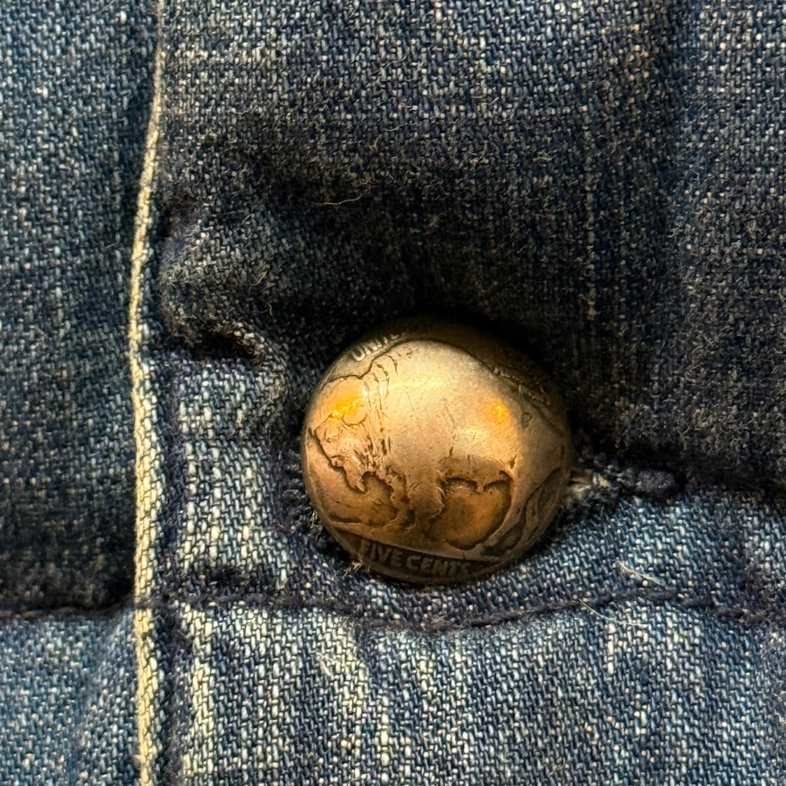 레미 릴리프 빔즈 별주 모델 인디고 소가죽 염색 다운 페더 데님 베스트 상품이미지6