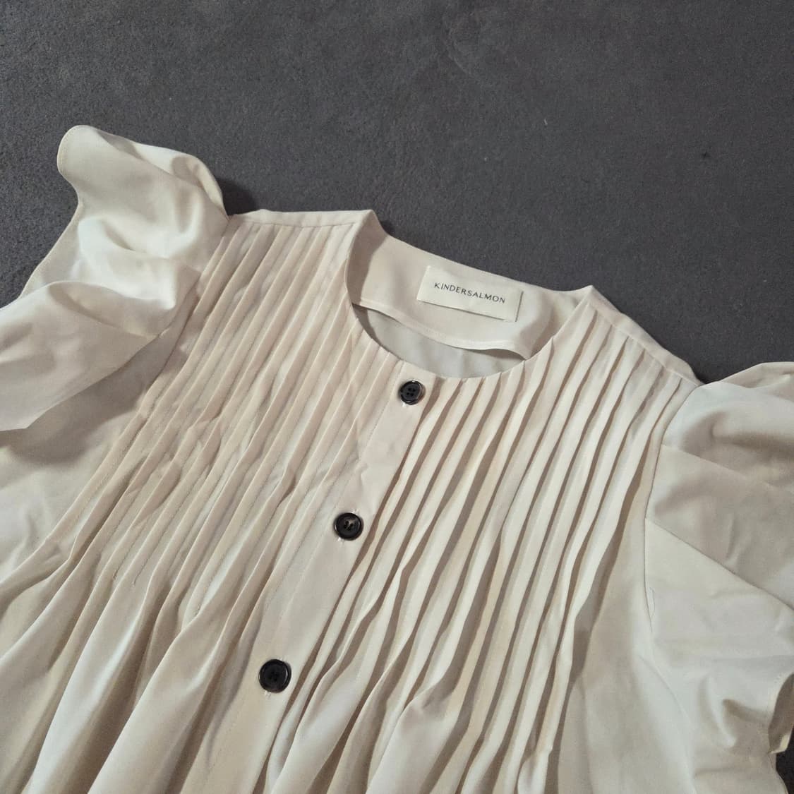 킨더살몬 핀턱 러플 슬리브 블라우스 크림 상품이미지8