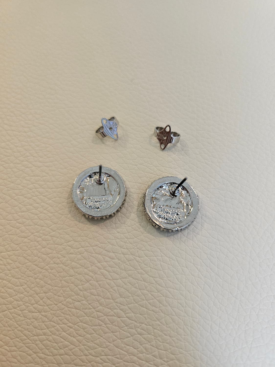 비비안웨스트우드 업사이클링 화이트 단추 귀걸이 상품이미지4