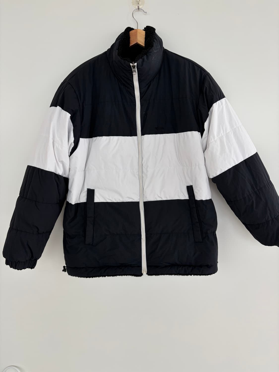 네파 블랙앤 화이트 리버시블 패딩 상품이미지3