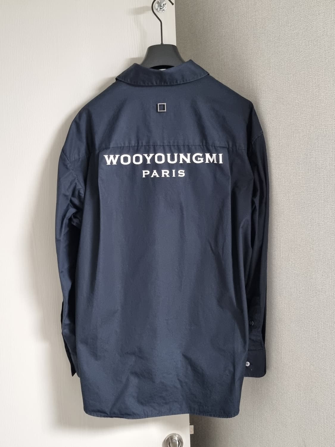 우영미 백로고 블랙 셔츠 상품이미지2