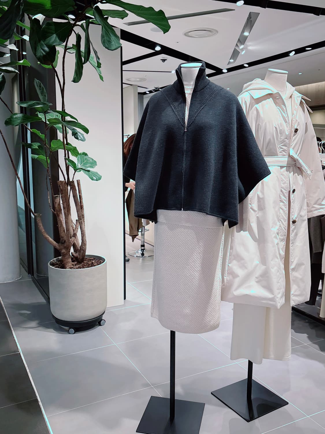 더캐시미어 인기 케이프 니트 차콜그레이 상품이미지5