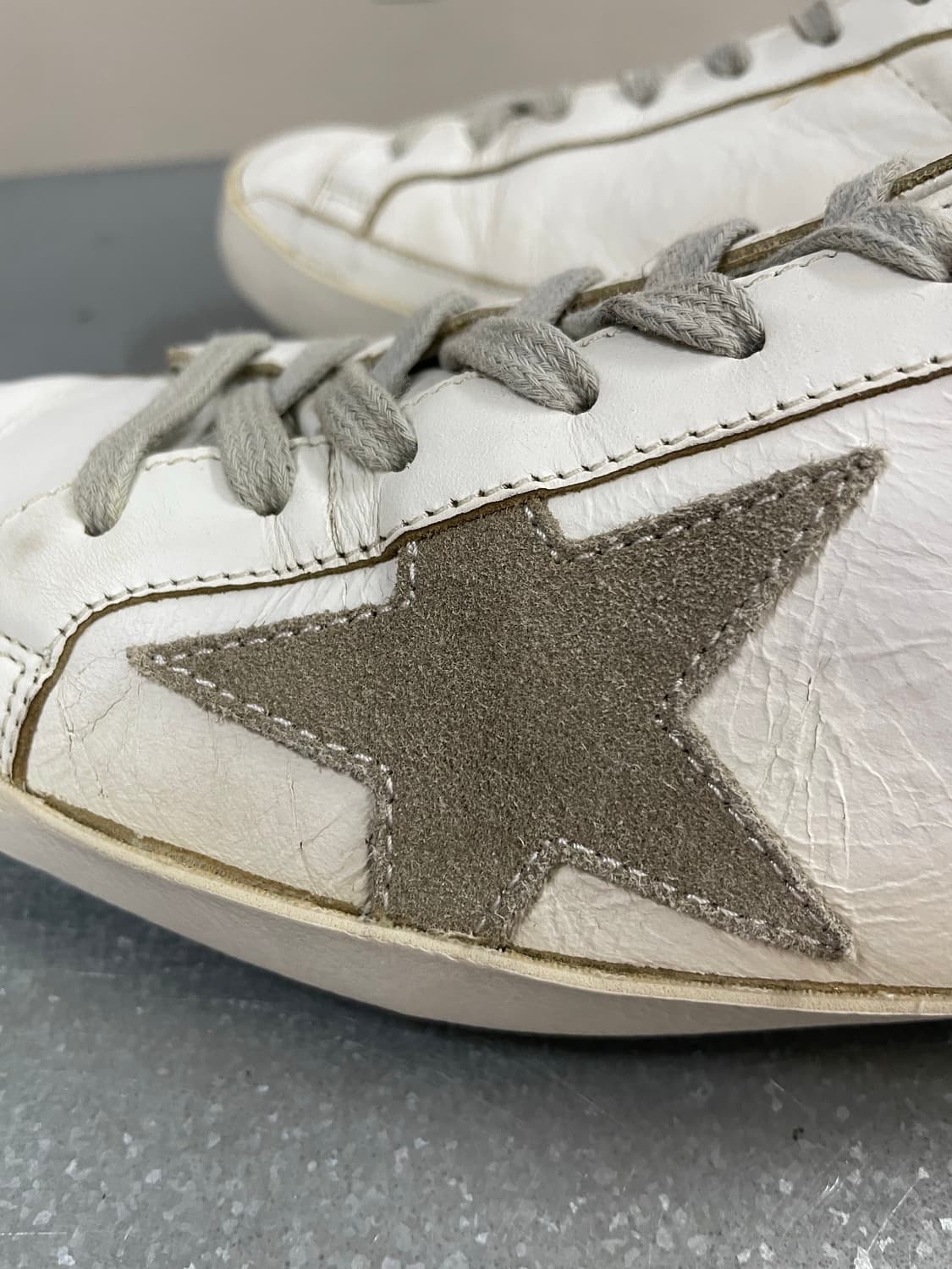 골든구스 슈퍼스타 실버탭 스니커즈 화이트 39 상품이미지8