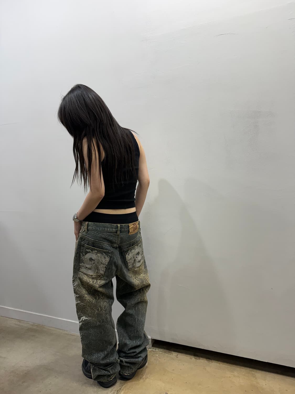 카라쿠리 타마시 패턴 디테일 자수 데님팬츠 상품이미지3