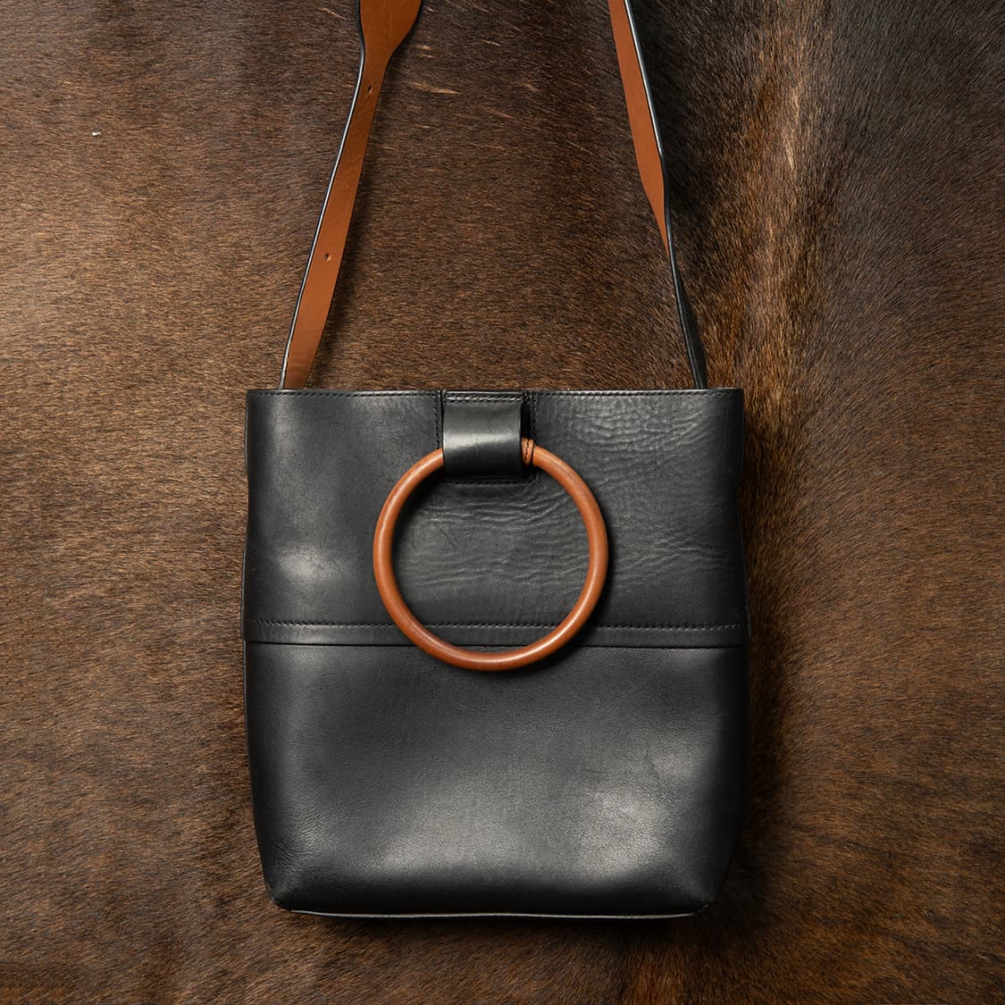 Theory 띠어리 후프 레더 크로스 & 토트 백  상품이미지4