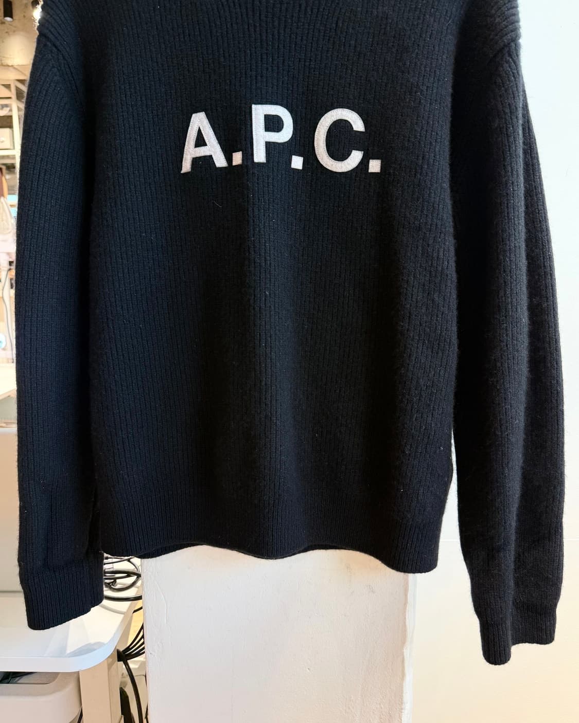 아페쎄 블랙 로고 디테일 크루넥 니트  상품이미지5