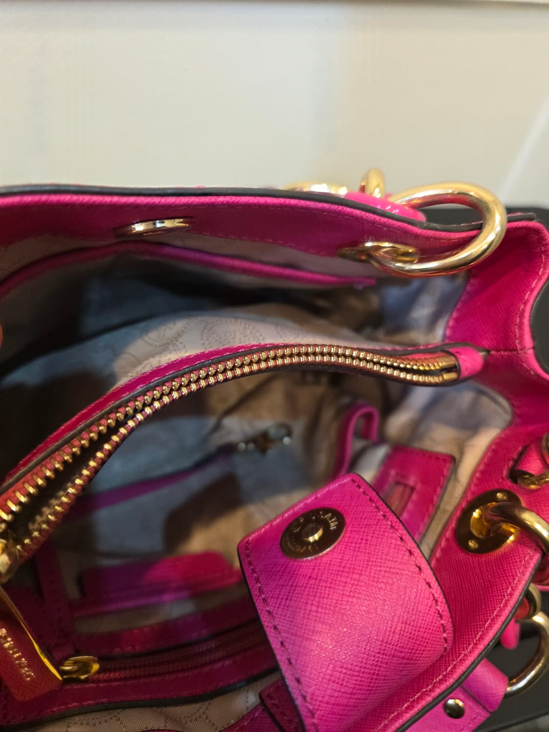 마이클코어스 신시아  스몰 푸시아 사첼백 상품이미지8