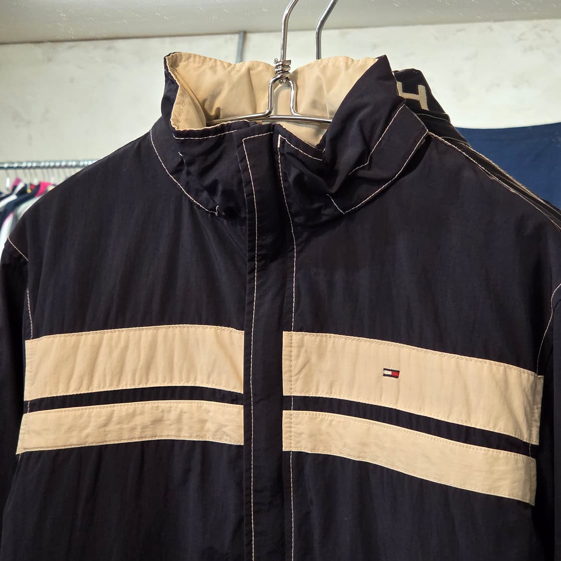 타미힐피거 네이비 배색 바람막이 점퍼 상품이미지3