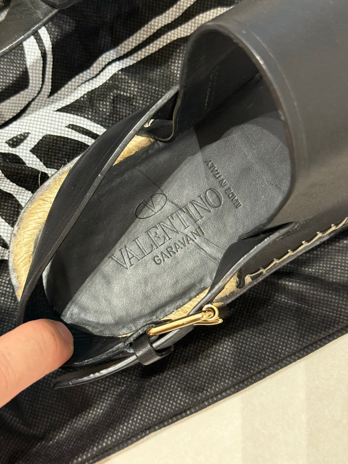 발렌티노 가라버니 Valentino Garavani 락스터드 에스파듀 샌 상품이미지6