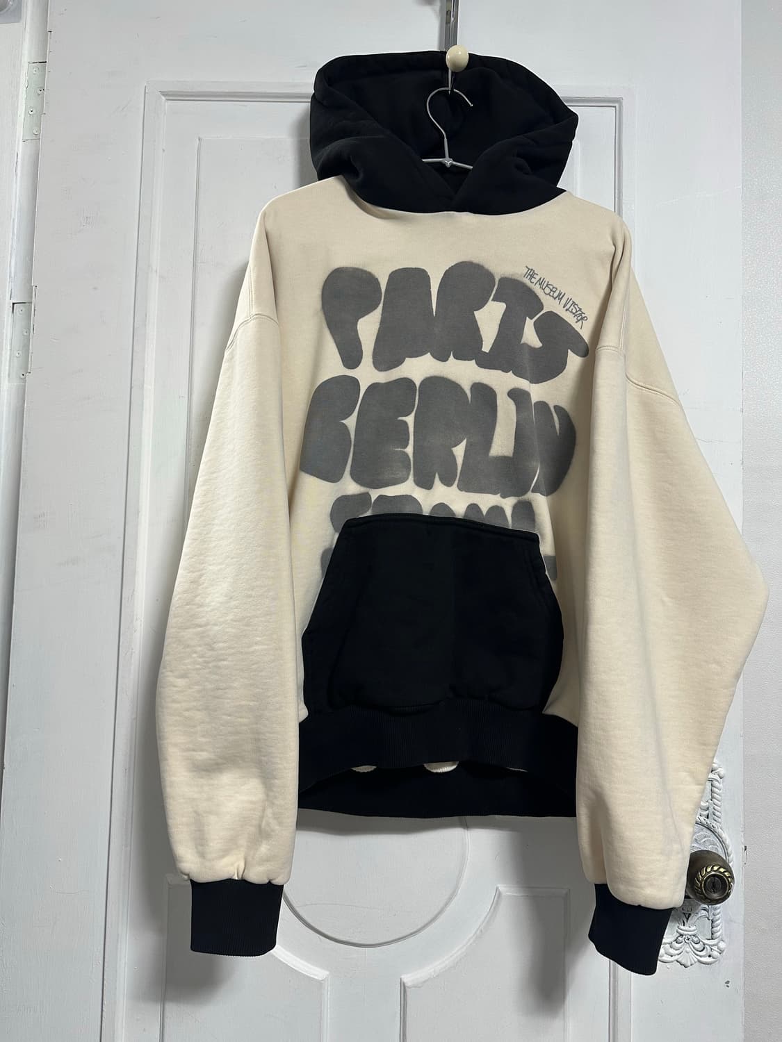 더뮤지엄비지터 스프레이드 후드티 상품이미지1