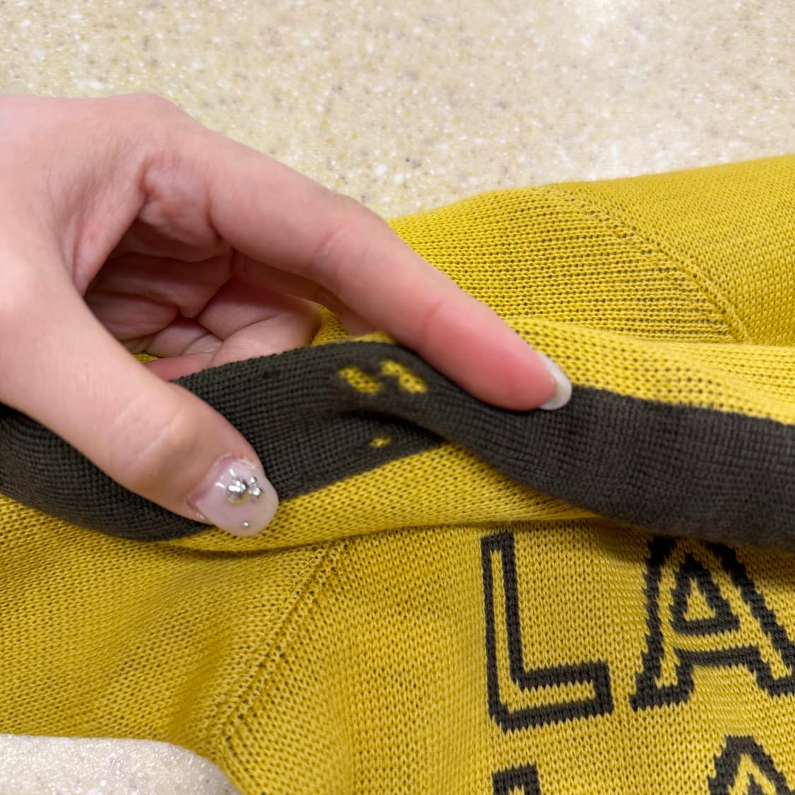 란셀 라운드넥 긴팔 니트 레터링 배색 어깨 포켓 디테일 옐로우 상품이미지9