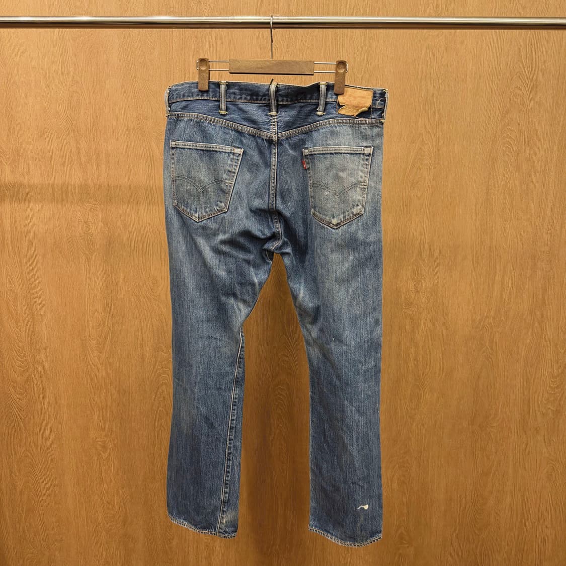 리바이스 501 워싱 데님 팬츠 버튼 클로징 레드 로고 탭 디테일 중청 상품이미지3