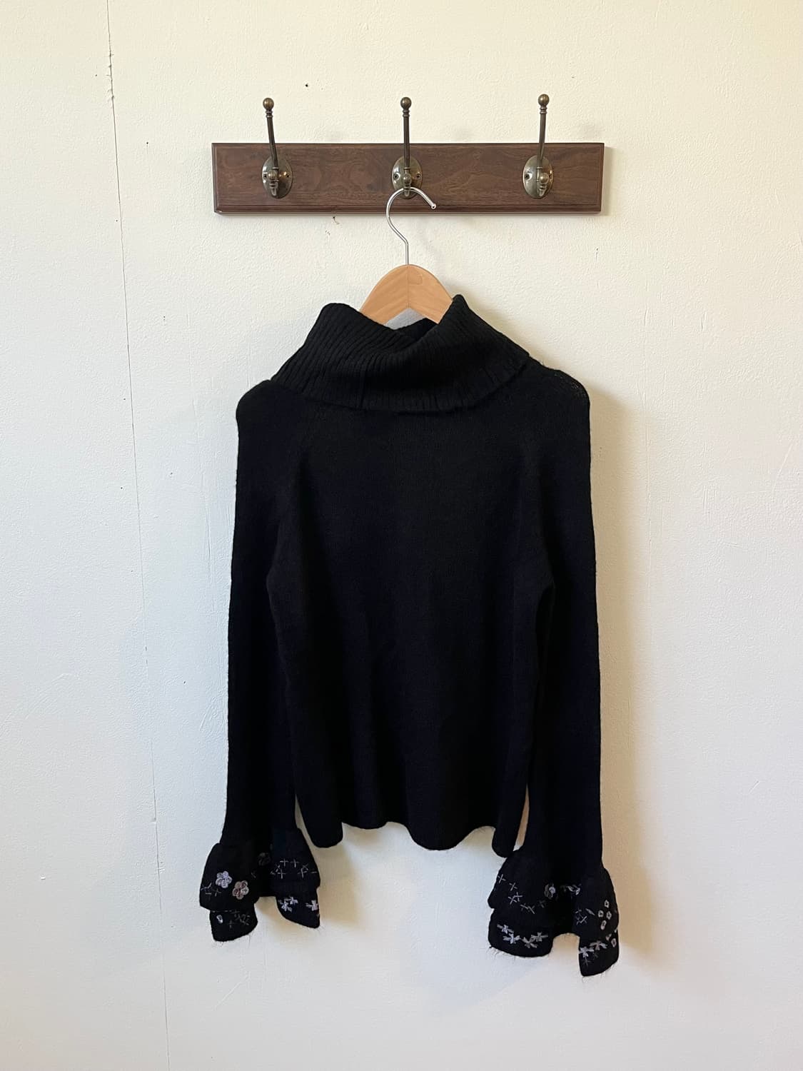 QUEENS COURT 핸드 플라워 터틀넥 상품이미지3