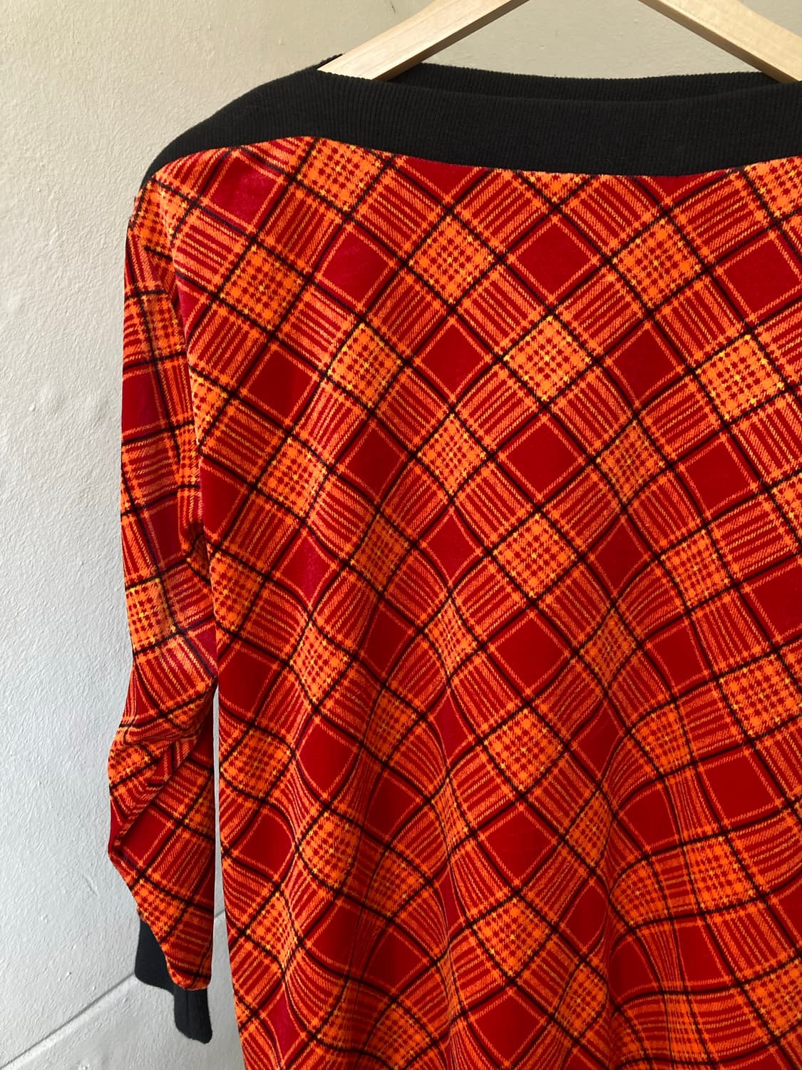 와이드넥 타탄체크 벨벳 탑 상품이미지2