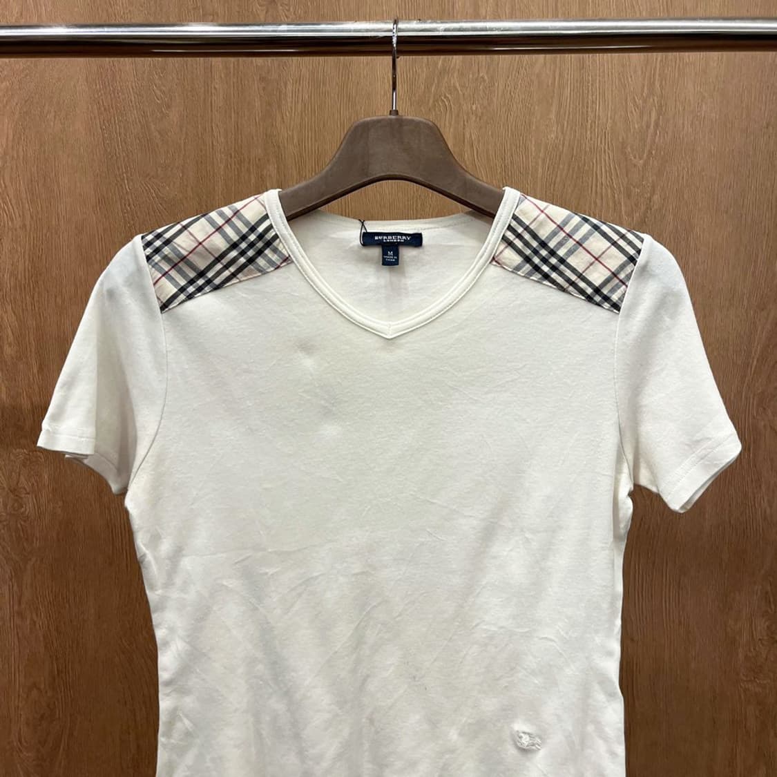 버버리 런던 반팔 티셔츠 노바체크 숄더 브이넥 로고 자수 디테일 화이트 상품이미지4