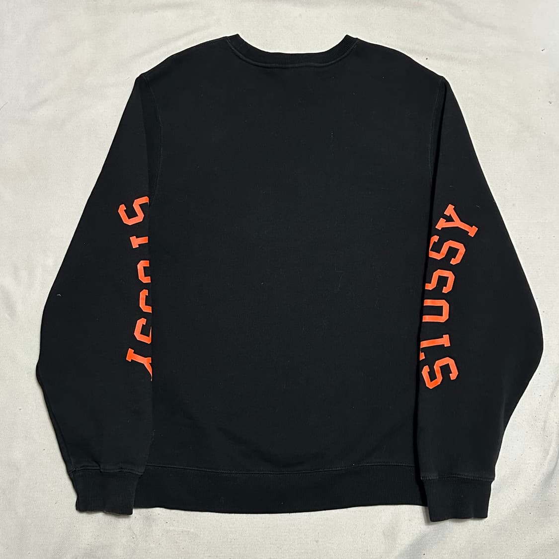 M 스투시 오렌지 로고 블랙 맨투맨  상품이미지3