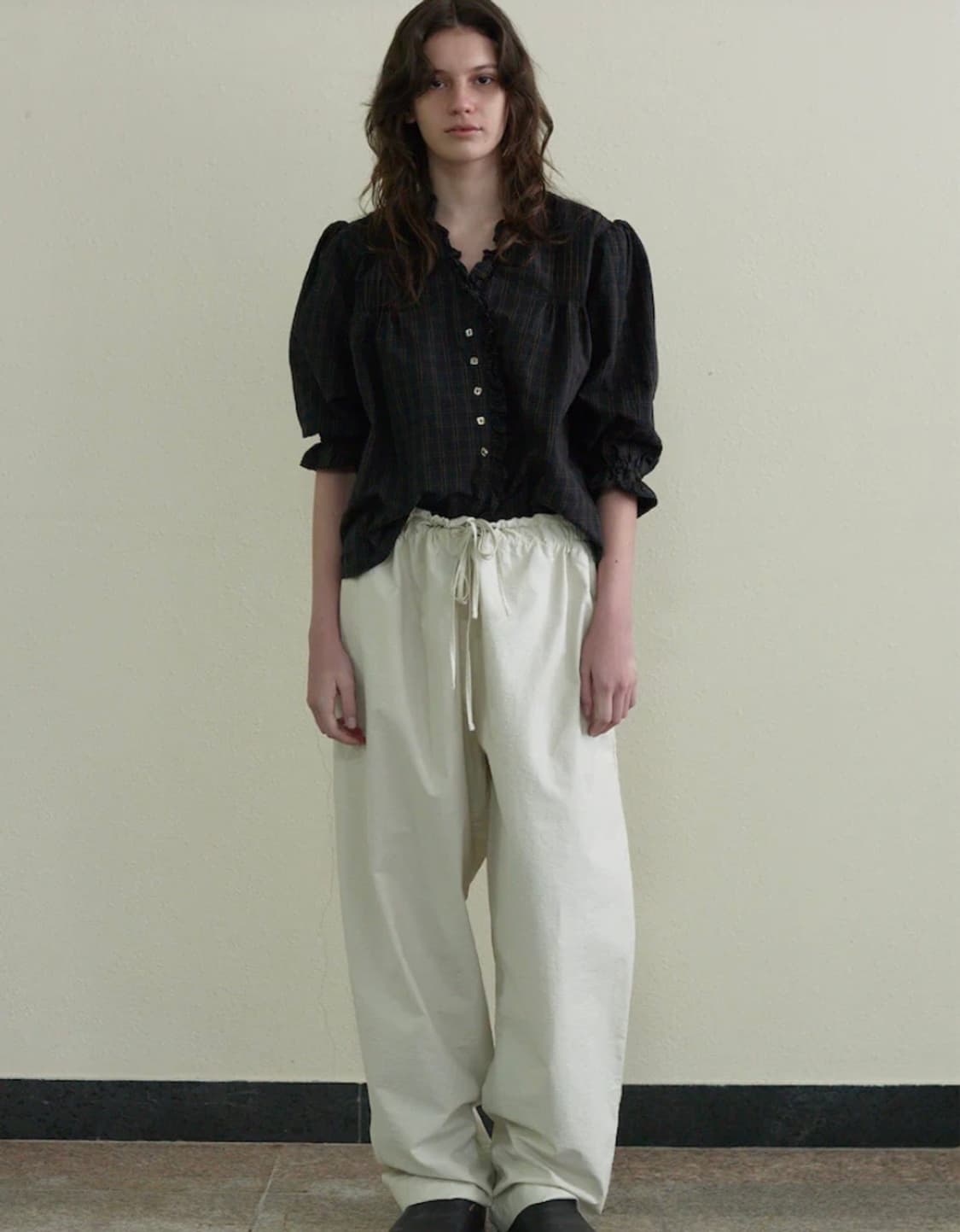 비아플레인 비아 빅토리아 프릴 블라우스 네이비 체크 상품이미지1