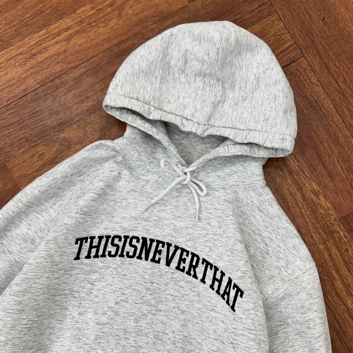 L 디스이즈네버댓 디네댓 자수 아치로고 그레이 후드 티셔츠  상품이미지2