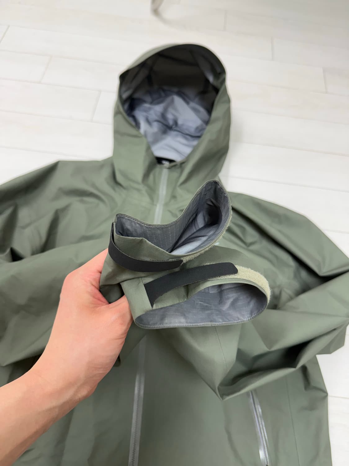 아크테릭스 베타 자켓 M사이즈 판매합니다. 색상은 카키색이고, 전체적으로 상품이미지2