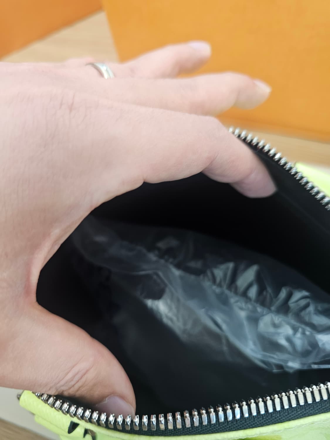 루이비통 타이가 키폴25 반둘리에 레몬형광 신형 26ss 상품이미지10