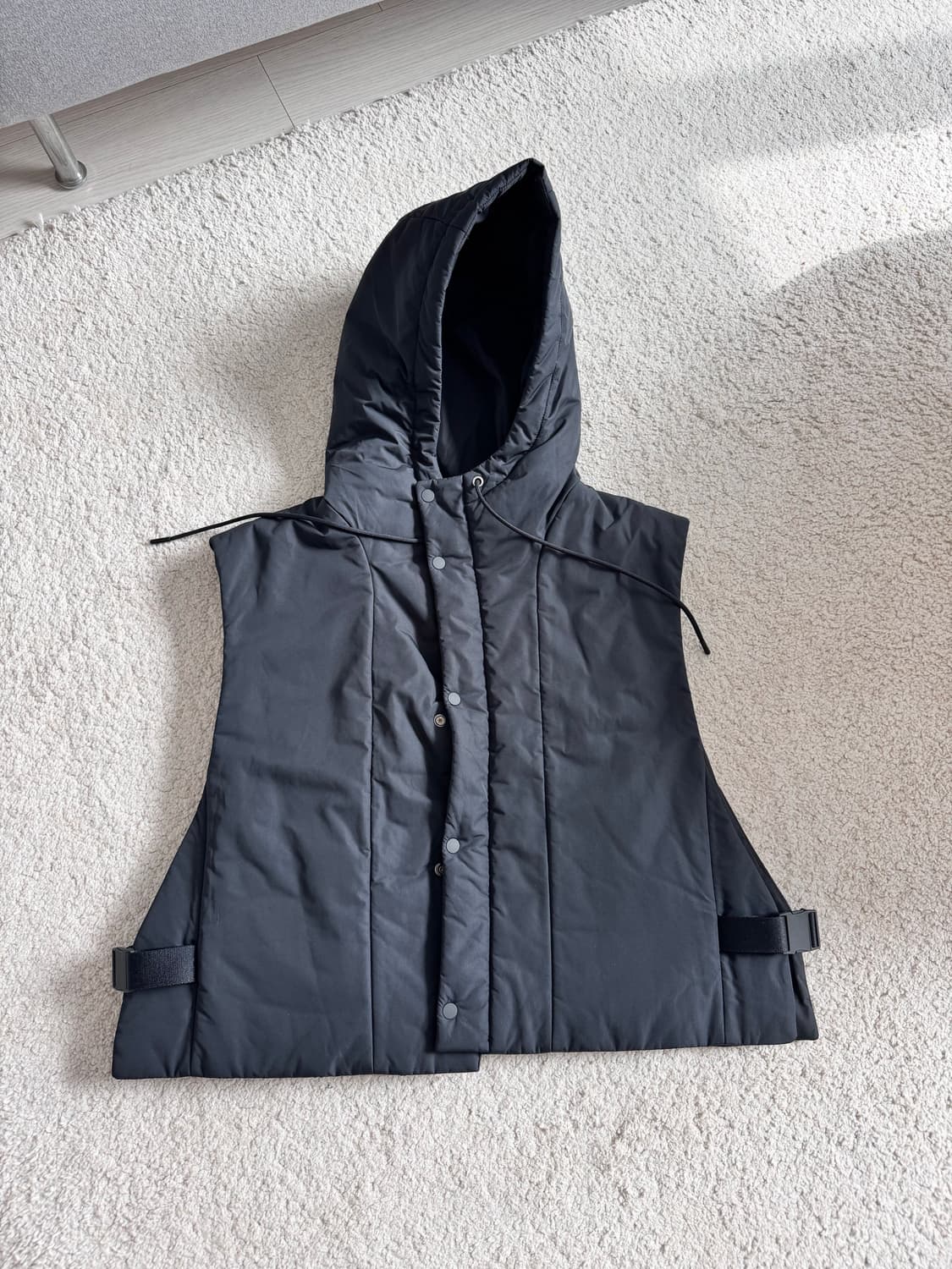 코스 버클사이드 패디드 후드 질레 상품이미지1