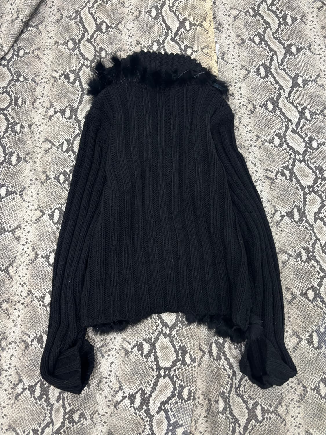 슬림핏 폼폼 꽈베기 니트 떡볶이 가디건 상품이미지8