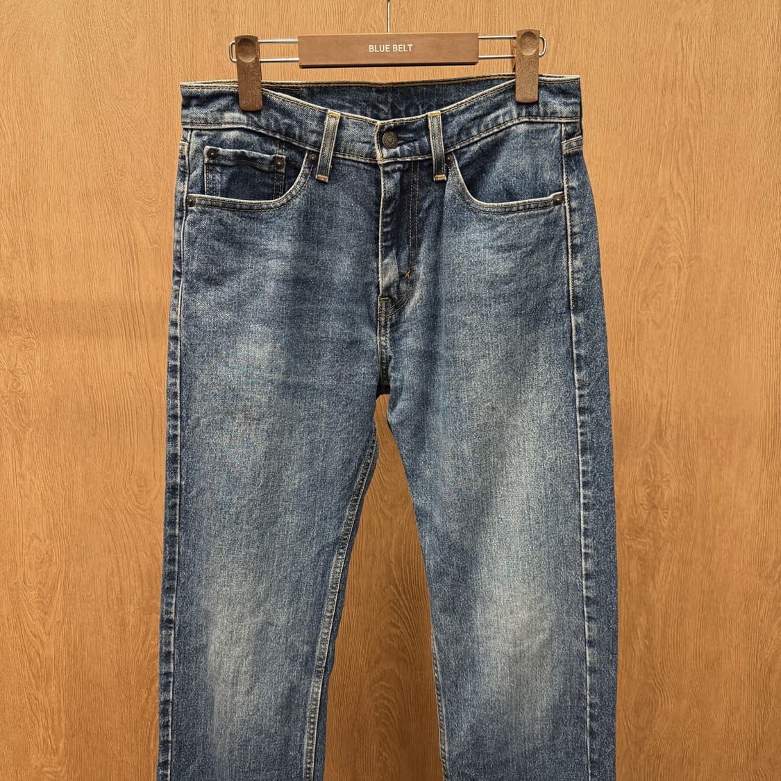 리바이스 505 데님 팬츠 5포켓 디테일 레귤러 스트레이트핏 중청 상품이미지4