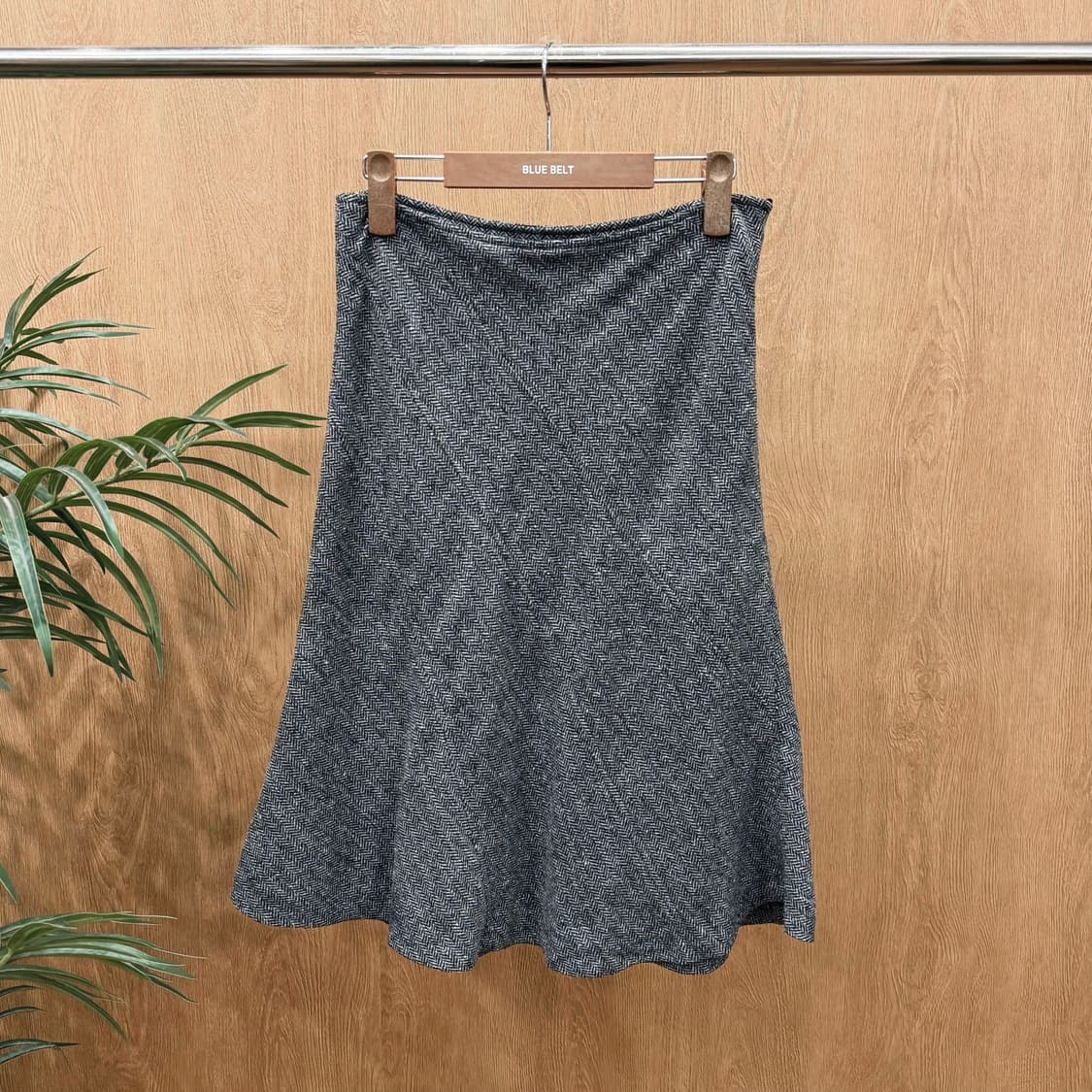 막스앤코 헤링본 미디 스커트 사이드 지퍼 디테일 플레어핏 그레이 상품이미지1