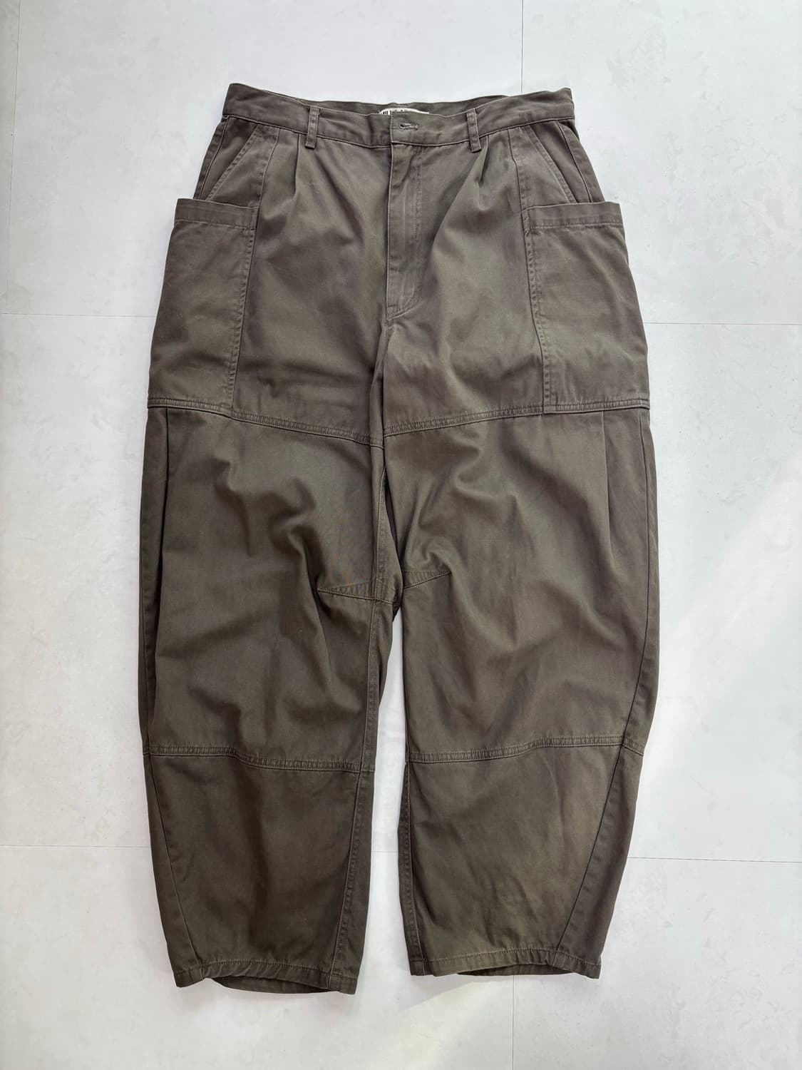 KHAKI BALLON CURVED PANTS 상품이미지1