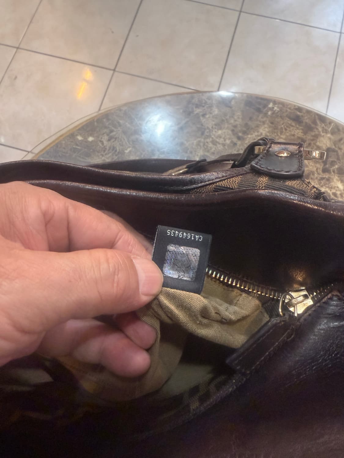 정품 펜디 주카 쇼퍼백 팝니다 상품이미지9