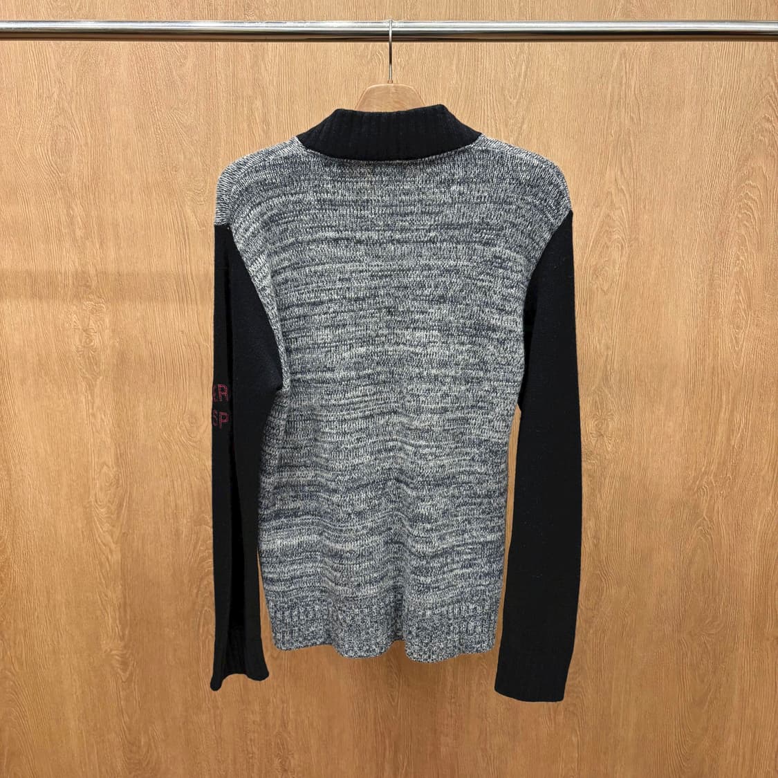 베르사체 긴팔 니트 집업 스탠드 카라 투톤 배색 슬리브 로고 자수 블랙 상품이미지3