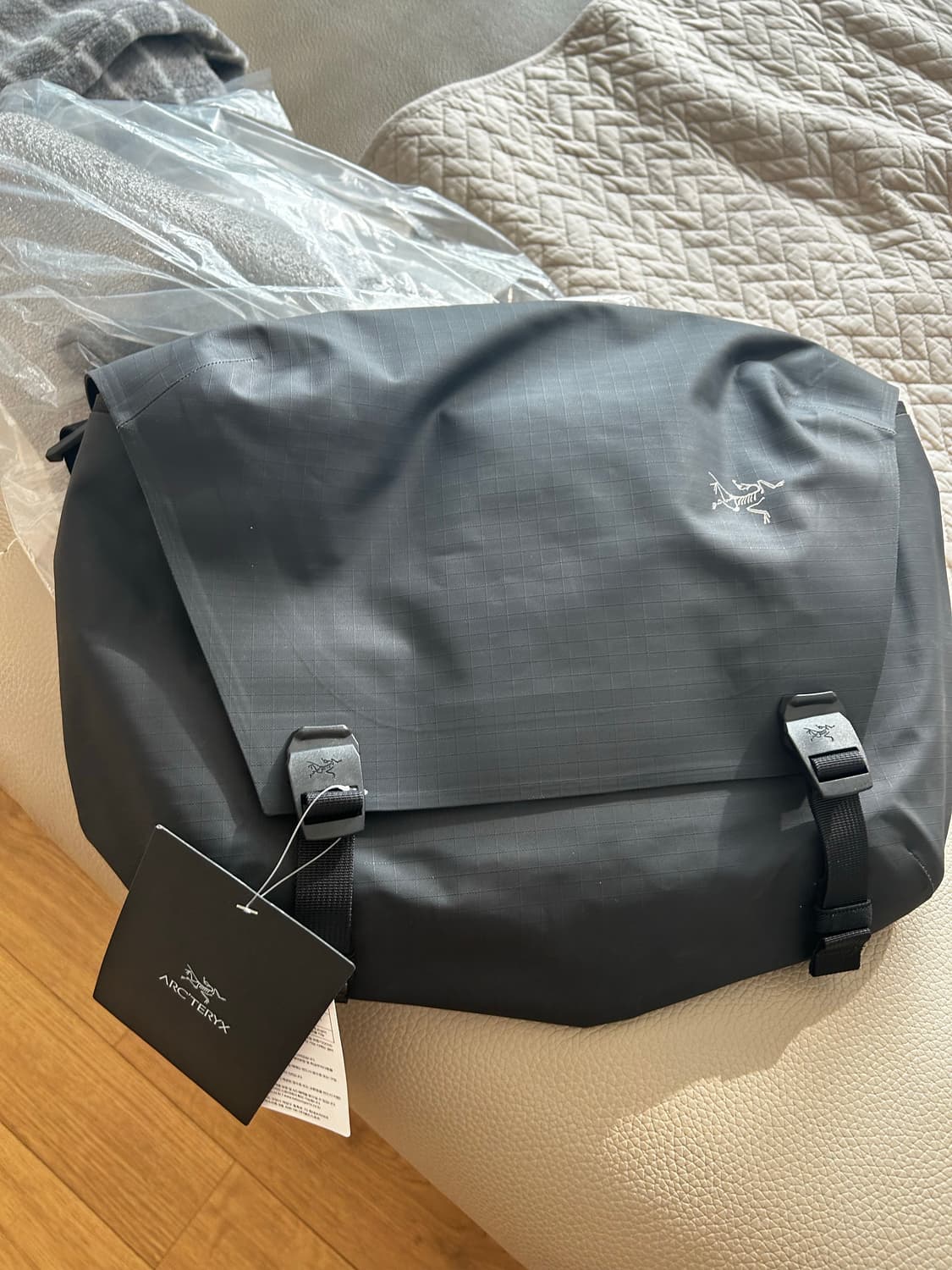 아크테릭스 크로스백 상품이미지2