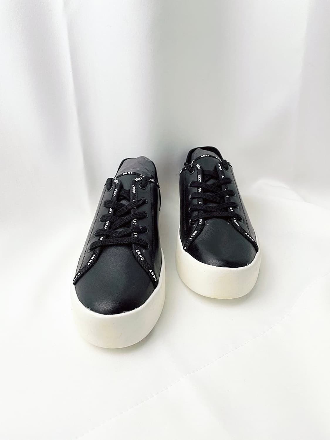 (정품/새상품) DKNY 여성 화이트 블랙 로고 라인 스티치 스니커즈 상품이미지3