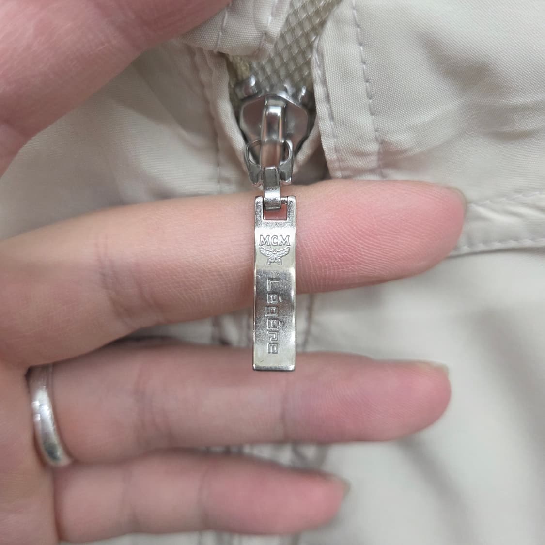 MCM 베이지색 남성 바람막이 점퍼 M 상품이미지3