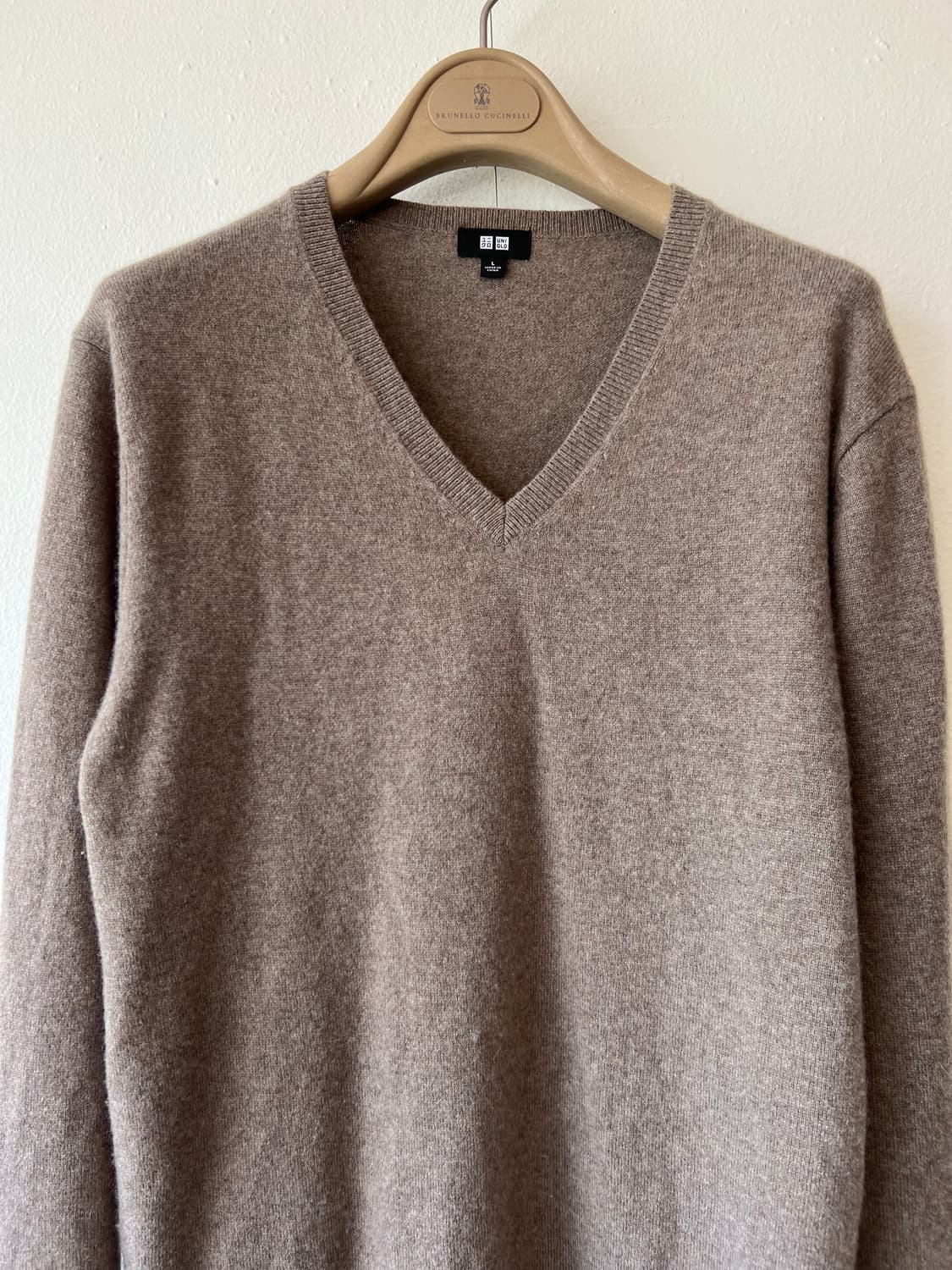 유니클로 남성 코코아브라운 캐시미어100니트 브이넥니트 상품이미지1