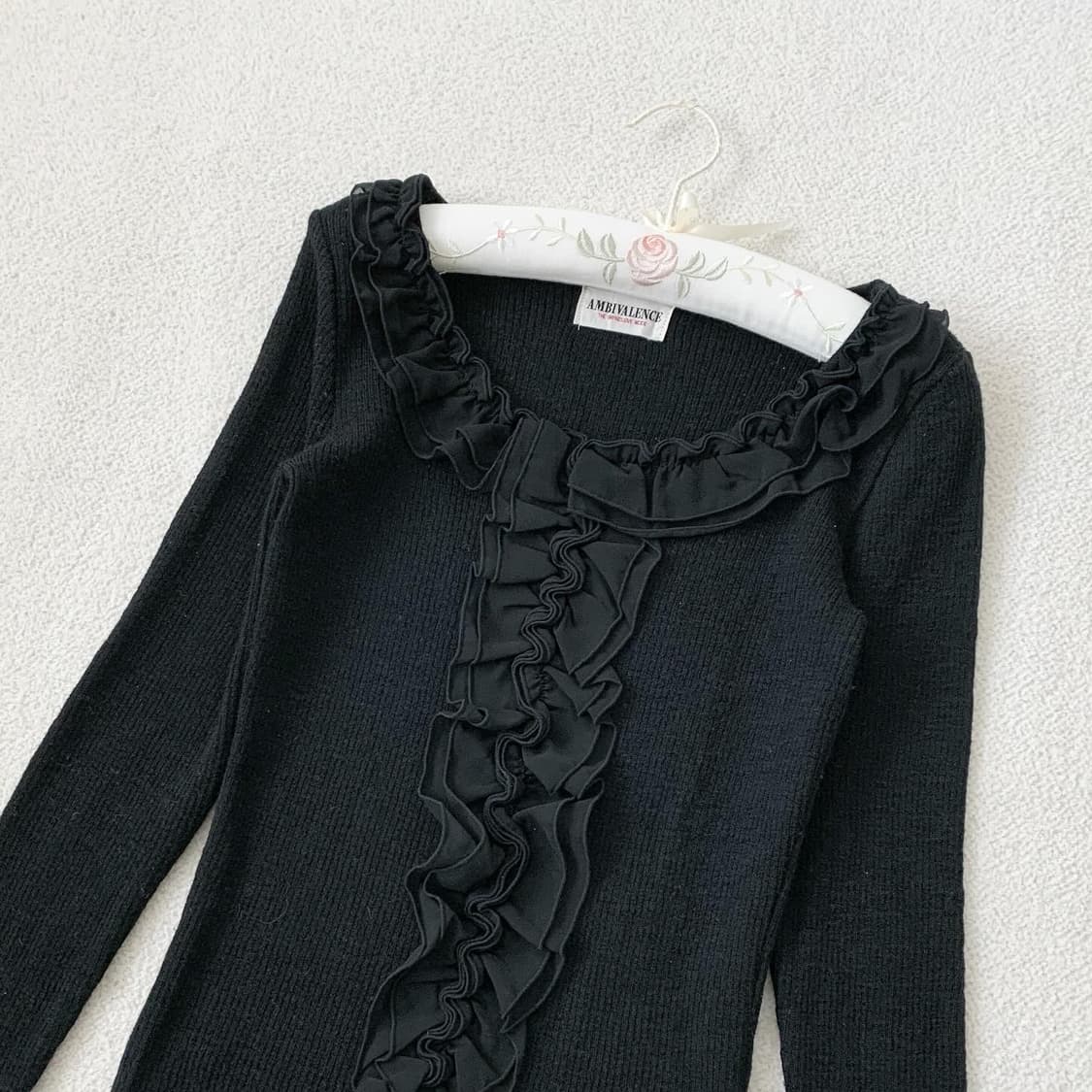 블랙 딱붙핏 골지 프릴 니트 상품이미지1